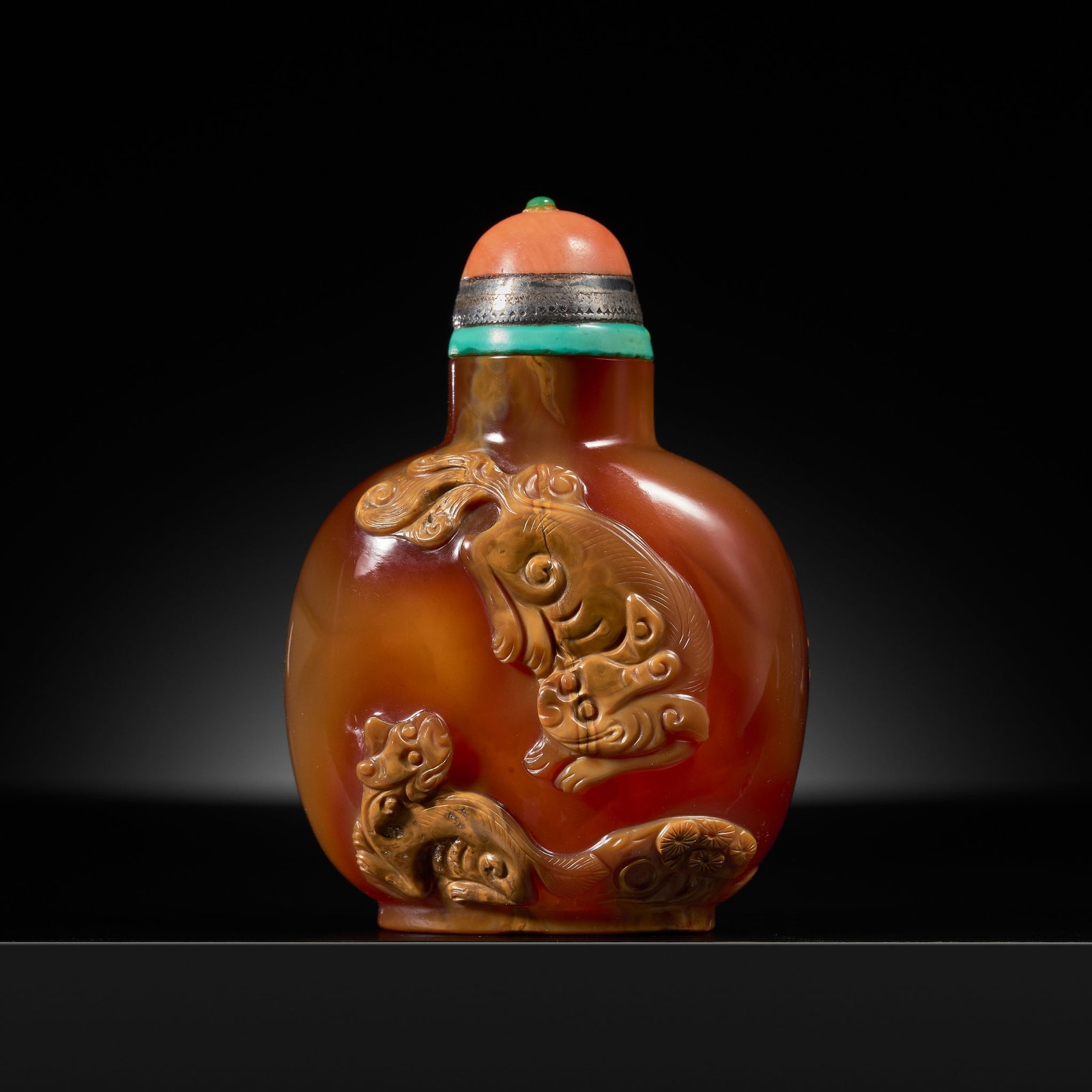 A CAMEO AGATE 'PLAYFUL QILINS' SNUFF BOTTLE, OFFICIAL SCHOOL, 1780-1850 (1 of 11)