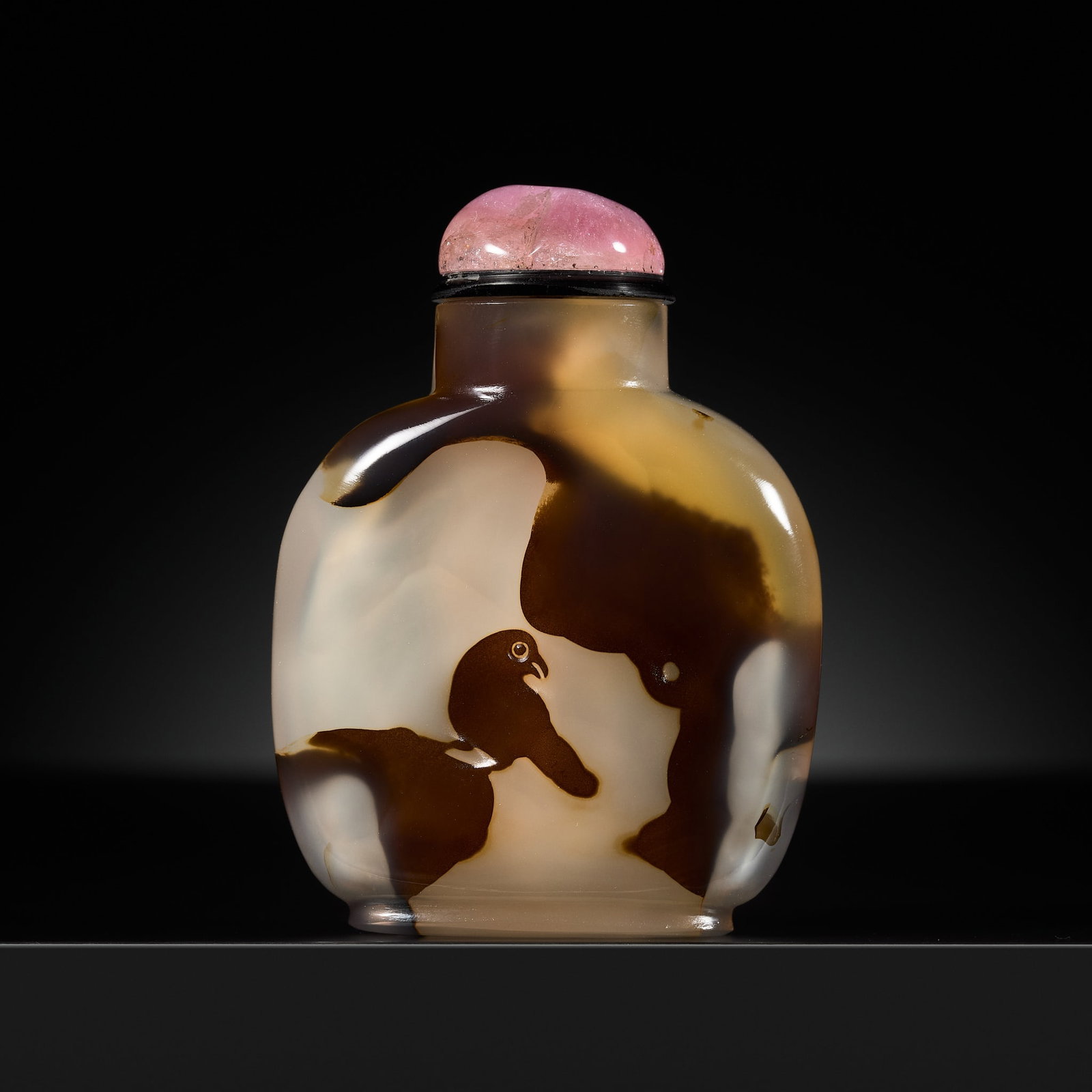 A SUPERB SILHOUETTE AGATE 'EAGLE' SNUFF BOTTLE, OFFICIAL SCHOOL, 1780-1860 (1 of 17)