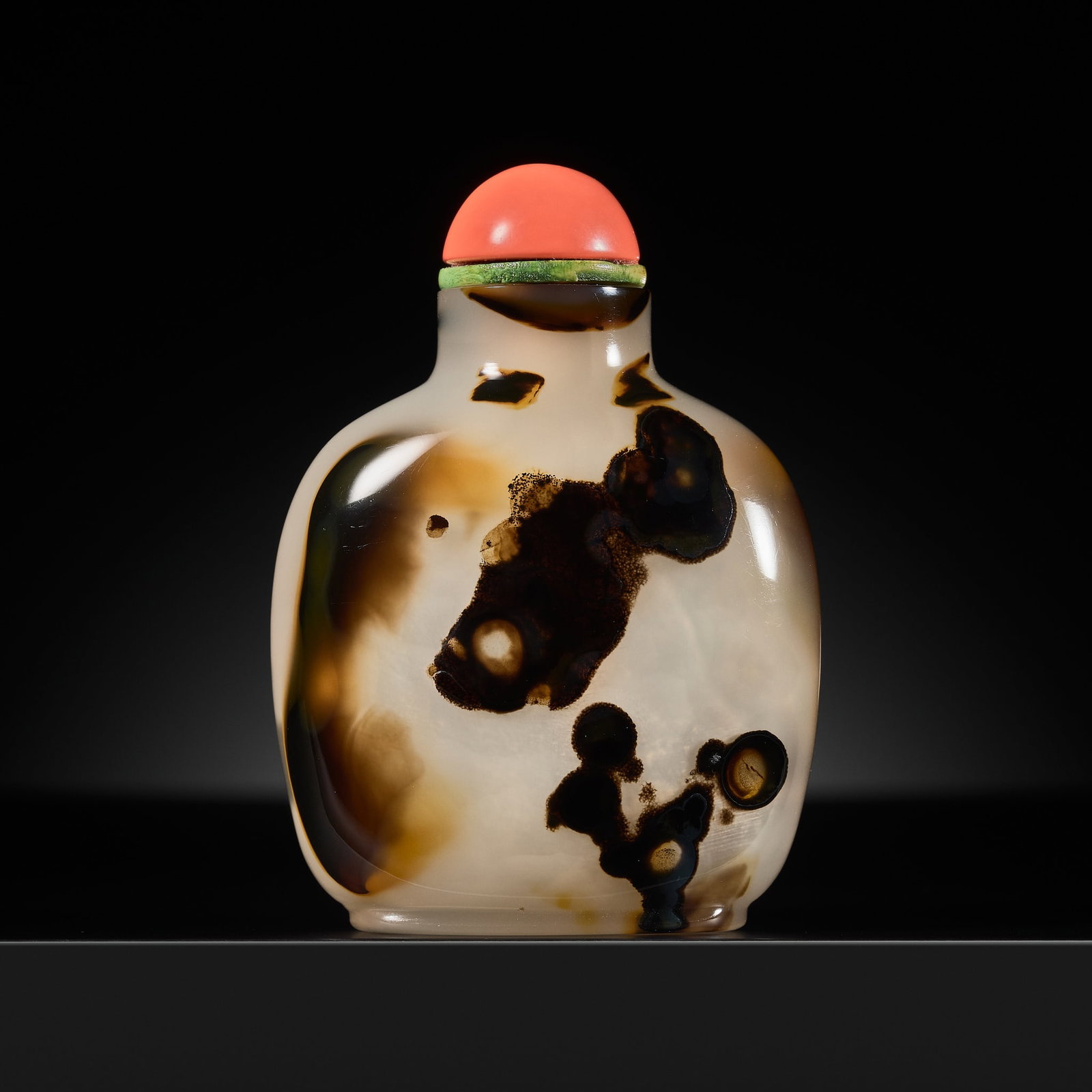 AN INSCRIBED SILHOUETTE AGATE 'CELESTIAL EYE GOLDFISH' SNUFF BOTTLE, OFFICIAL SCHOOL, 1750-1860 (1 of 19)