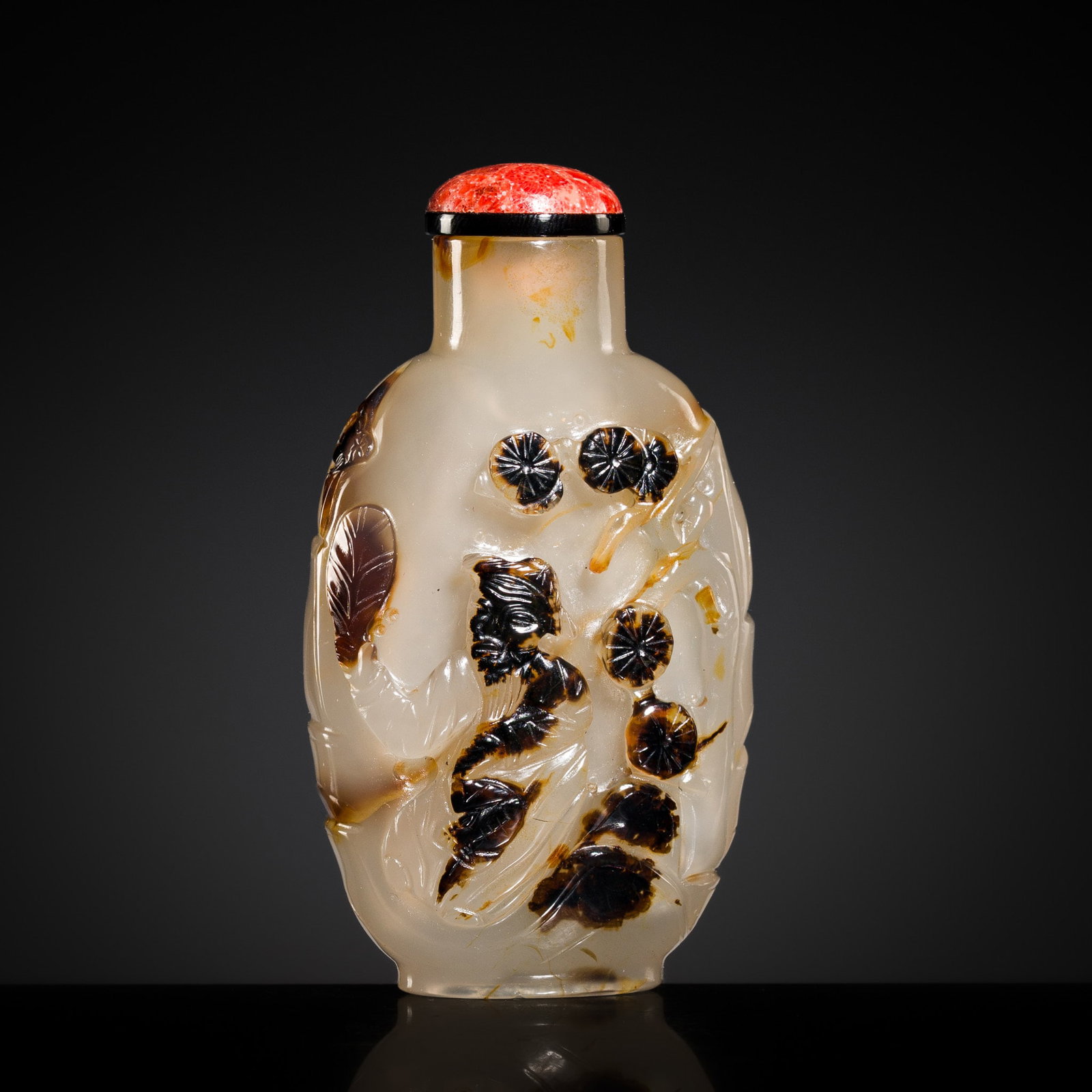 A FINE SILHOUETTE AGATE SNUFF BOTTLE WITH IMMORTAL, 19TH CENTURY: A FINE SILHOUETTE AGATE SNUFF BOTTLE WITH IMMORTAL, 19TH CENTURY China. Well hollowed, of flattened ovoid form, supported on an oval foot and rising to a cylindrical neck with flat lip. The lapidary c