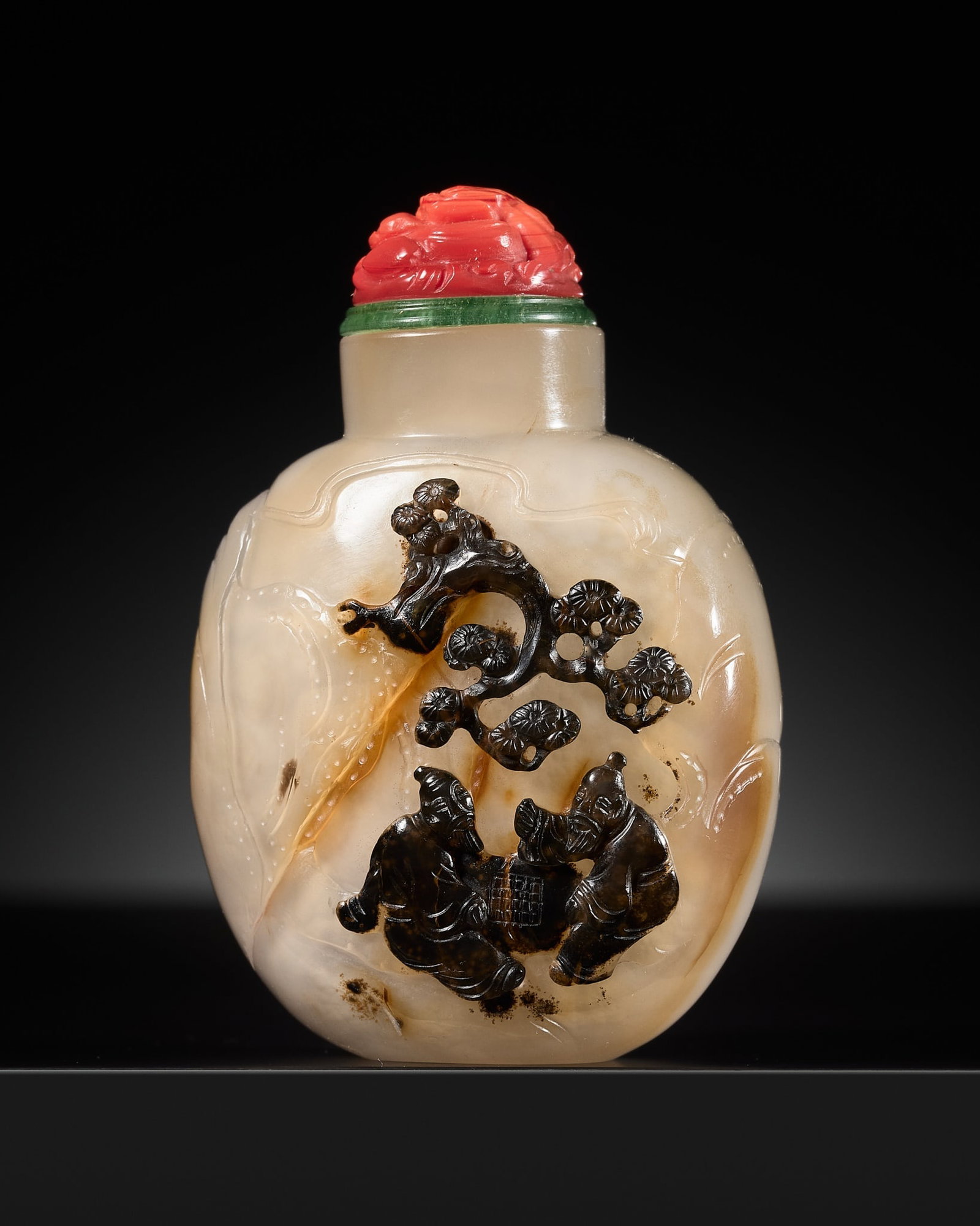 A CAMEO AGATE 'WEIQI' SNUFF BOTTLE, SUZHOU SCHOOL, 1780-1860 (1 of 14)