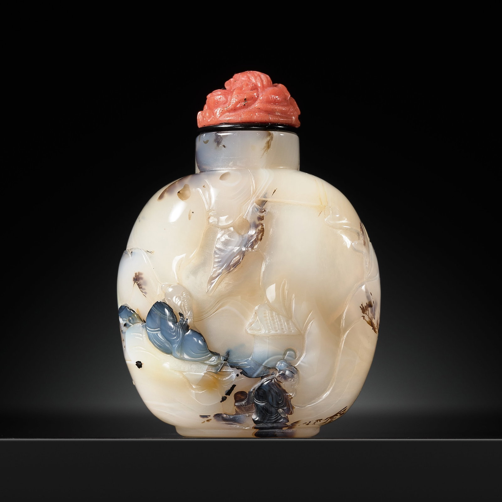 A VERY FINE DENDRITIC AGATE 'FIGURES IN A MOUNTAIN LANDSCAPE' SNUFF BOTTLE, SUZHOU SCHOOL, 1790-1880: A VERY FINE DENDRITIC AGATE 'FIGURES IN A MOUNTAIN LANDSCAPE' SNUFF BOTTLE, SUZHOU SCHOOL, 1790-1880 Expert remark: Both the auction comparison and the present bottle demonstrate the distinctive Suzho