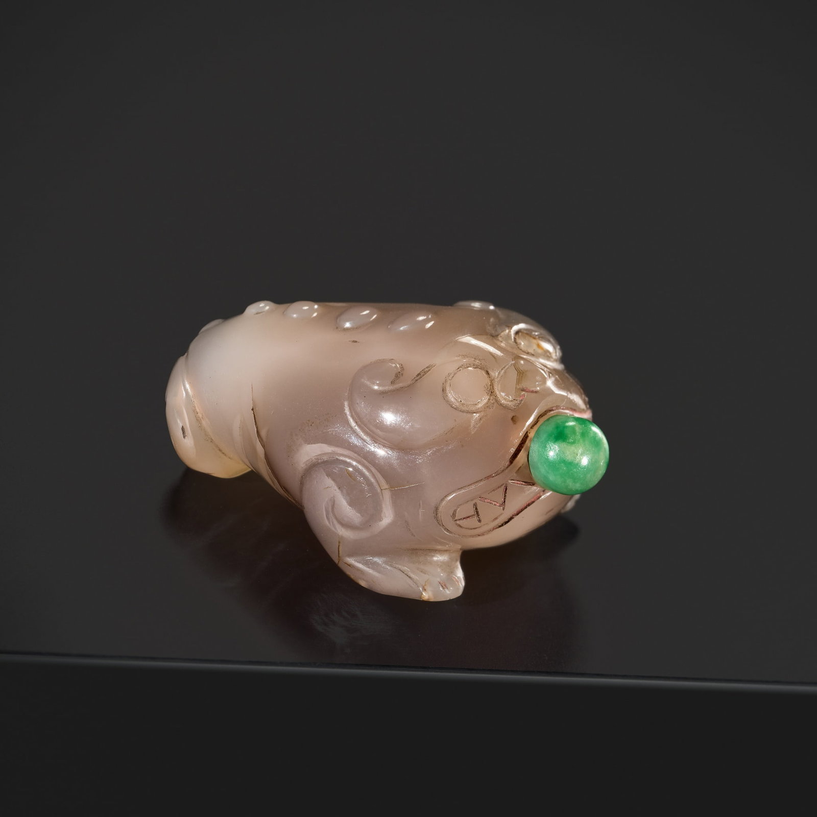 A RARE AGATE 'THREE-LEGGED TOAD' FIGURAL SNUFF BOTTLE, QIANLONG (1 of 12)