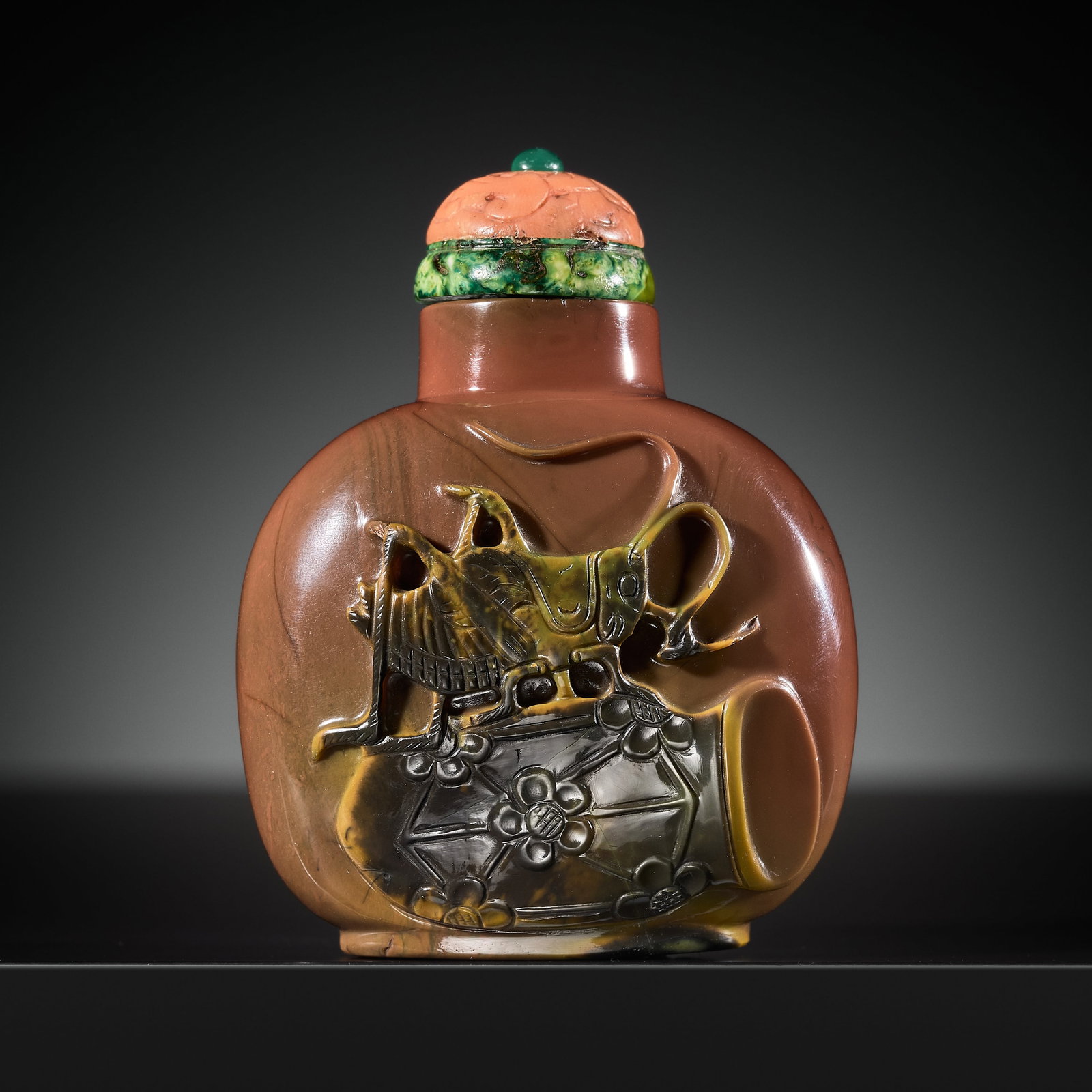 A FINE 'CRICKET ESCAPES FROM CAGE' JASPER SNUFF BOTTLE, 1750-1860 (1 of 12)