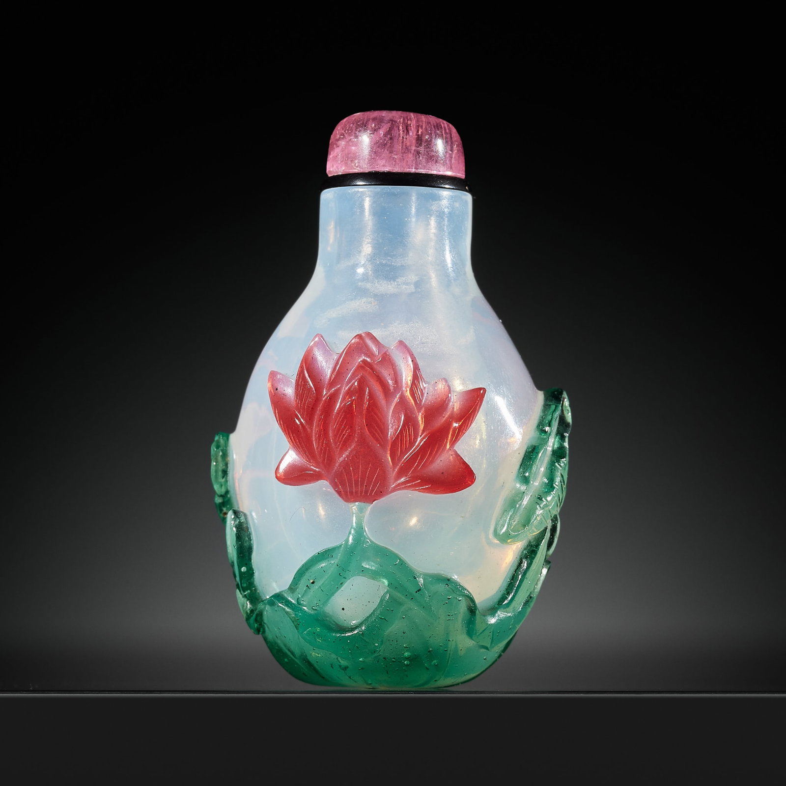 A RED AND GREEN OVERLAY 'LOTUS' MILKY-GLASS SNUFF BOTTLE, 1760-1830 (1 of 13)