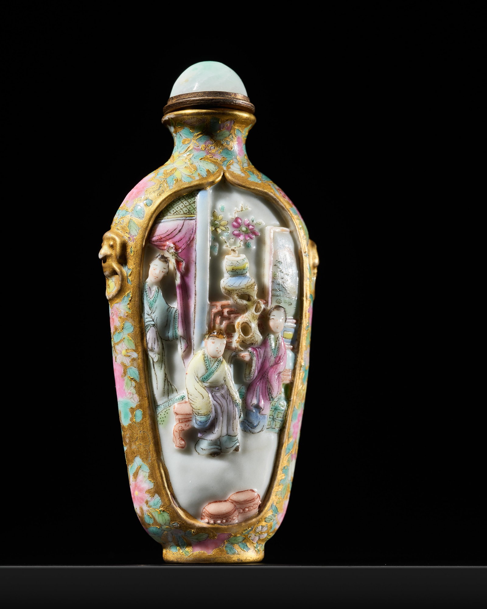 A MOLDED FAMILLE ROSE PORCELAIN SNUFF BOTTLE, JINGDEZHEN KILNS, 1800-1850 (1 of 13)
