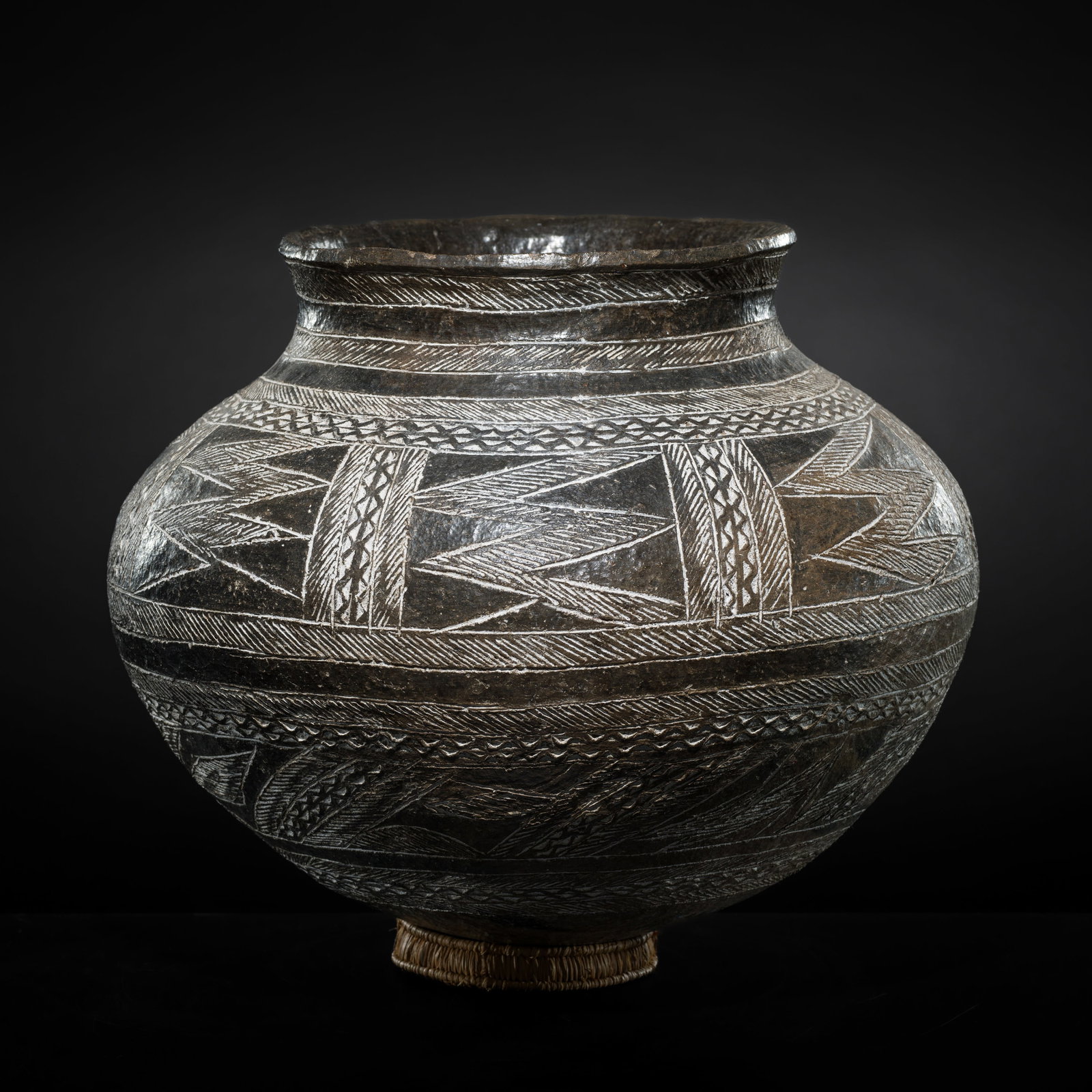 A MAKONDE POTTERY WATER POT, CHILONGO CHAKUMUTO, SIGNED ROSA, DATED 1993 (1 of 14)