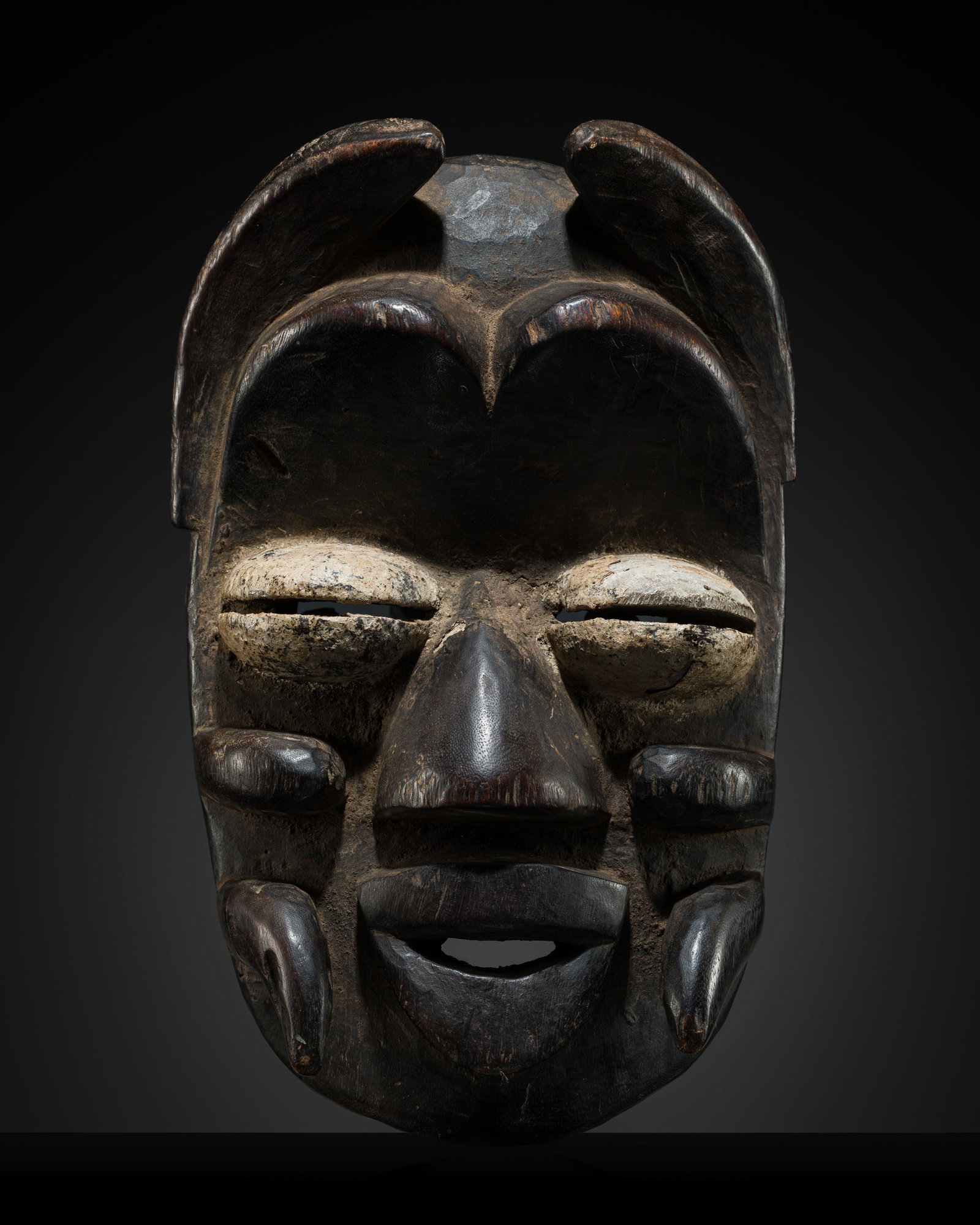 A GUERE WOOD WARRIOR MASK, 19TH-20TH CENTURY: A GUERE WOOD WARRIOR MASK, 19TH-20TH CENTURY This lot is from a single owner collection and is therefore offered without reserve Boldly carved with a rounded face, high domed forehead, heavy arched br