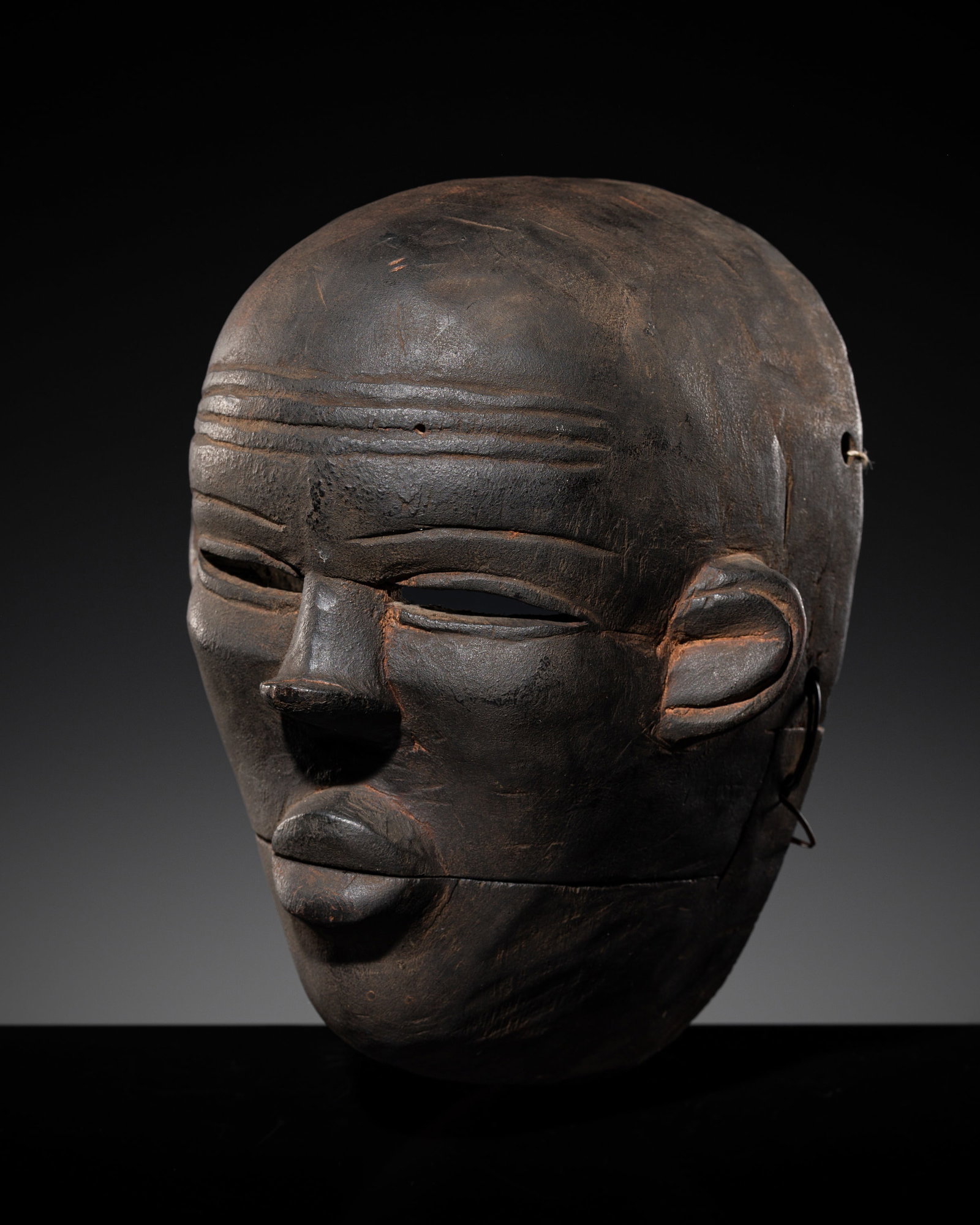 AN OGONI WOOD MASK WITH MOVABLE JAW, ELU, 20TH CENTURY (1 of 10)