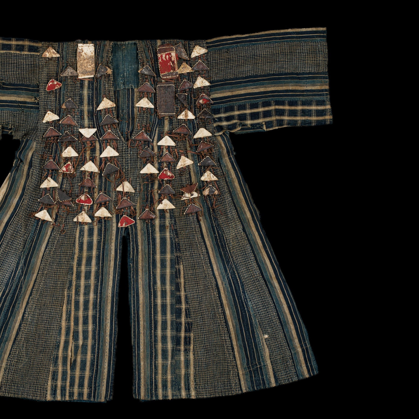 AN AKAN WAR SHIRT, BATAKARI, 20TH CENTURY: AN AKAN WAR SHIRT, BATAKARI, 20TH CENTURY This lot is from a single owner collection and is therefore offered without reserve Ghana. Of typical tunic form, cut from handwoven indigo-blue and cream str