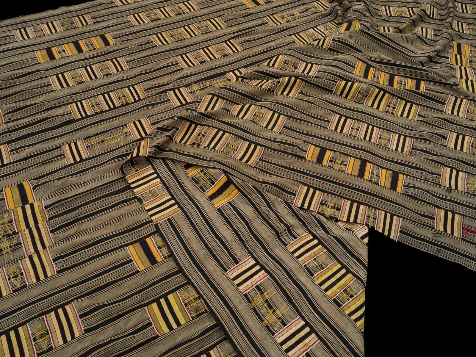 A LARGE ASHANTI KENTE CLOTH, 19TH TO MID-20TH CENTURY: A LARGE ASHANTI KENTE CLOTH, 19TH TO MID-20TH CENTURY This lot is from a single owner collection and is therefore offered without reserve Ghana. The finely woven strips, with dark blue decoration on a