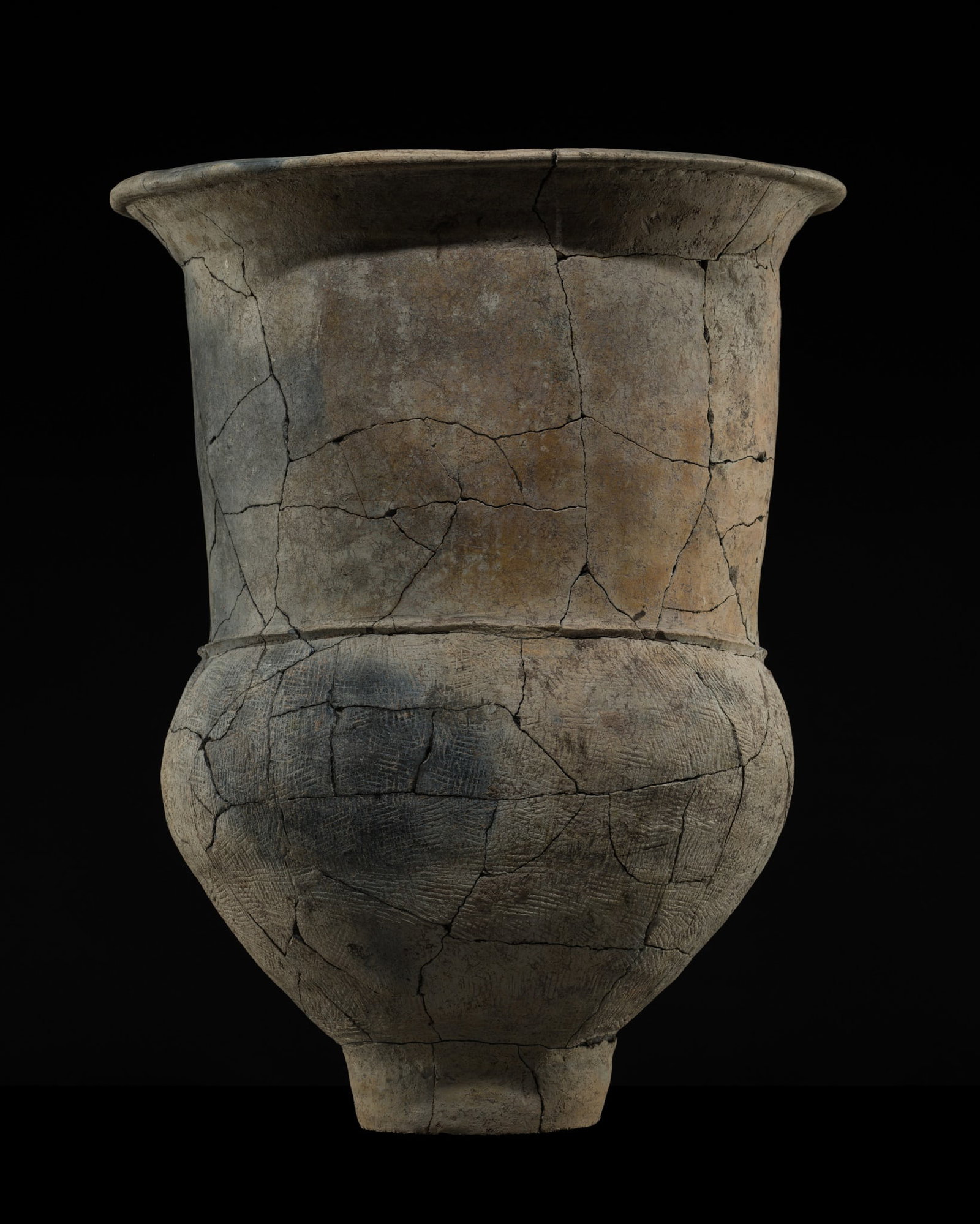 A LARGE INCISED POTTERY VESSEL, BAN CHIANG, 3RD CENTURY BC-3RD CENTURY AD: A LARGE INCISED POTTERY VESSEL, BAN CHIANG, 3RD CENTURY BC-3RD CENTURY AD This lot is from a single owner collection and is therefore offered without reserve Thailand, Udon Thani Province. Of tubular 
