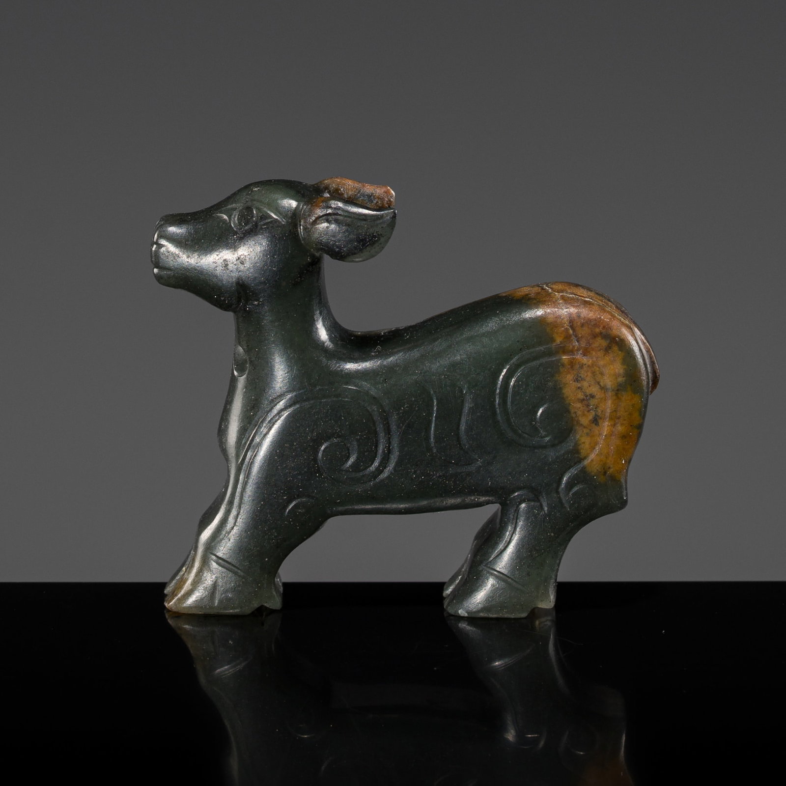 A DARK GREEN AND RUSSET JADE 'DEER' PENDANT, WESTERN ZHOU DYNASTY (1 of 13)
