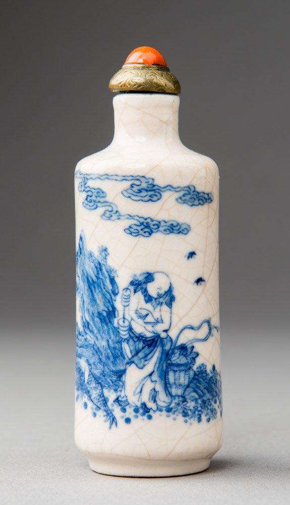SNUFFBOTTLE WITH THE IMMORTAL HAMA XIANREN: Underglaze blue porcelain. Asia, China, Qing to Republic, 19th century – ca. early 20th century HEIGHT 8,6 CM From the collection of the Baroness Vera Krassilnikov von Gerzoff Finely painted with a 