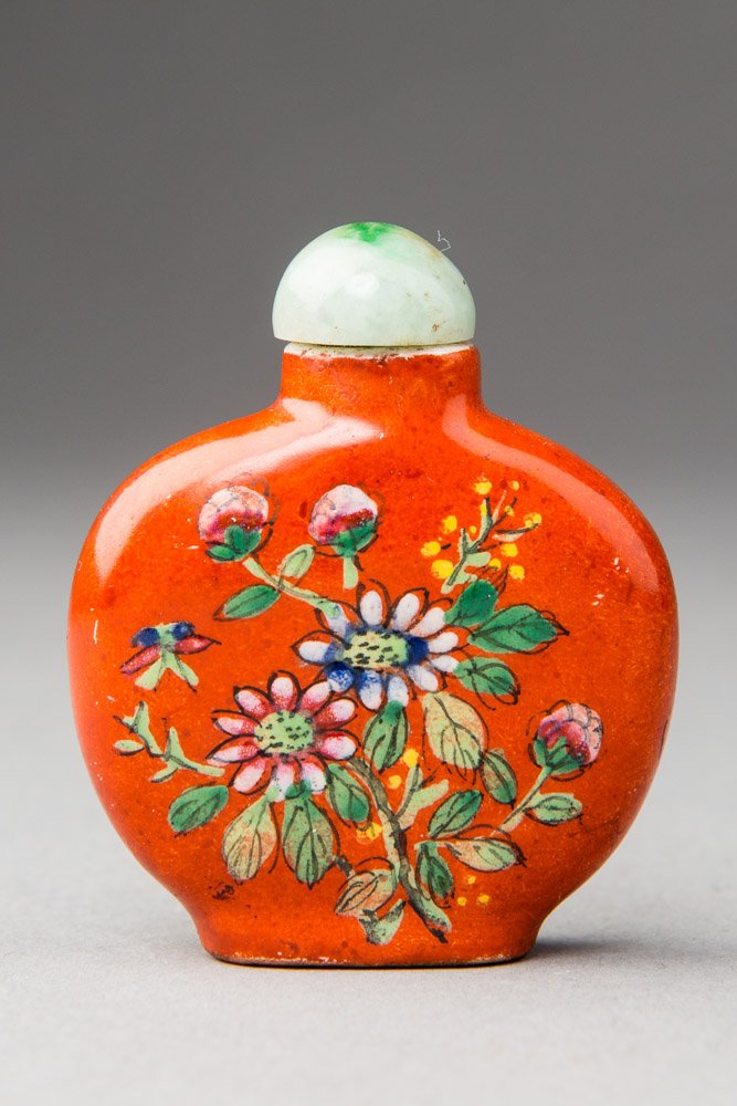SNUFFBOTTLE WITH BLOSSOMS AND BIRD: Porcelain, enamel color. Asia, China, Qing to Republic, 19th century – ca. early 20th century HEIGHT 4,6 CM From the collection of the Baroness Vera Krassilnikov von Gerzoff Miniature red-hued flask