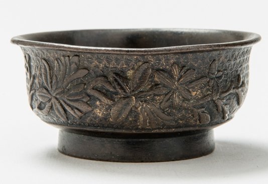 FROM THE STUDIO OF HU WENMING IN SONGJIANG: SMALL BOWL: Bronze. China, Ming Dynasty, Wanli (1573-1619) Originating from the studio of Hu Wenming this small object is truly precious! It furthermore comes from an old collection that specialized on the collec