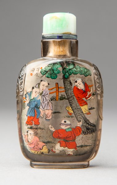 SNUFFBOTTLE WITH SU SHE AND THE BOYS ORCHESTRA: Smoky quartz, painting inside. China, Middle School, Qing to Republic, 19th century – ca. 1st third 20th century Of straight form with flat stand, one side painted with a mountainous landscape and l
