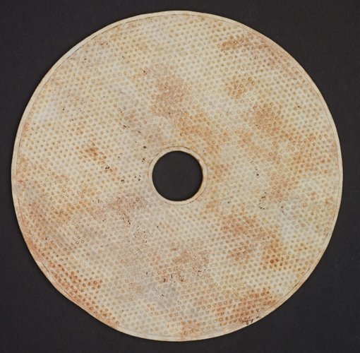 DISC: Jade. Han dynasty, 2nd century BC è’²ç´‹çŽ‰ç’§ - æ¼¢ä»£, å…¬å…ƒå‰2ä¸–ç´€ ç›´å¾‘ 25 åŽ˜ç±³; å­”å¾‘ 3,8 åŽ˜ç±³; å¯† 0,6 åŽ˜ç�