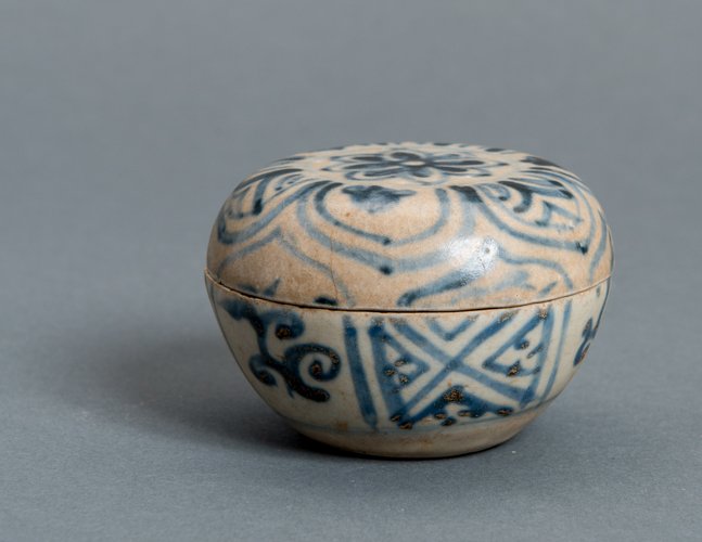 SMALL BOWL WITH COVER (1 of 3)