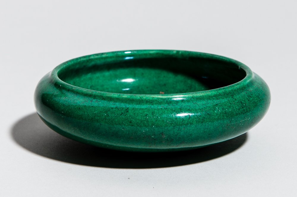 SMALL BOWL: Porcelain. China, late Qing Dynasty, approx. 19th cent. The entire bowl displays deep green glaze with light spotting, only the small base ring is unglazed. Inside very light grain, somewhat more on b