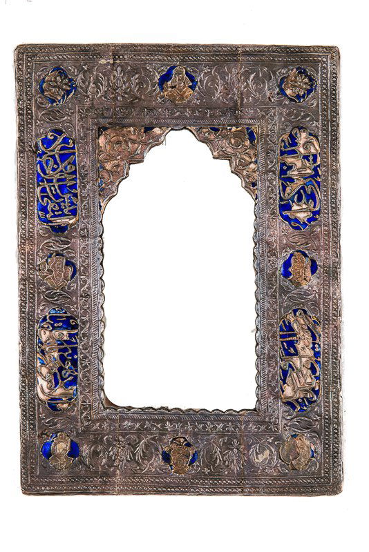 MIRROR IN DECORATIVE FRAME (1 of 2)