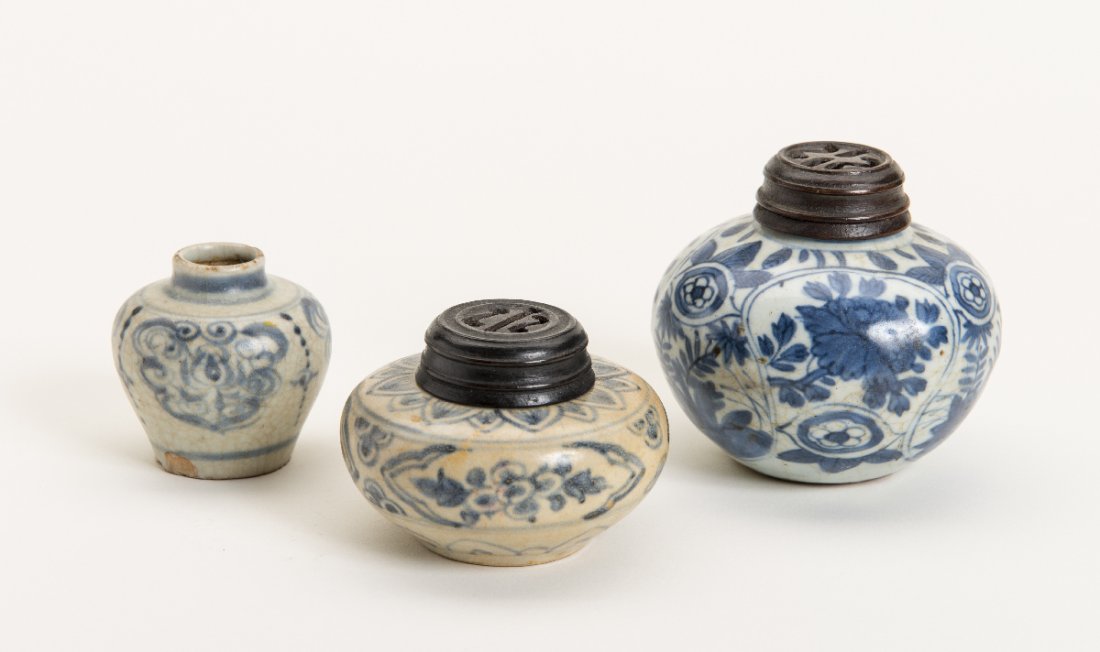 THREE GLOBULAR BLUE AND WHITE VASES (1 of 3)
