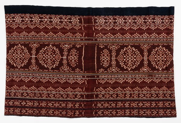 ANTIQUE IKAT: Cotton. Indonesia, 20th cent. LENGTH 260 cm, WIDTH 90 cm Ikat is a resist dyeing technique, whereby the warp and weft yarns are accordingly dyed before weaving. Good condition. Expertise: Wolfmar Zack