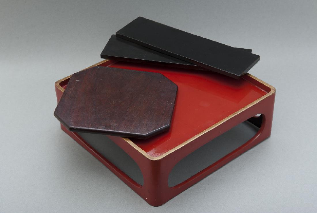 SET WITH THREE LACQUER PEDESTALS AND THREE COASTERS: Japan 20th cent.Trays 19,5 x 36 x 36 cm / 13 x 31,5 x 31,5 cm (HWD); stand 7 x 28 x 28 cm (HWD); trivets 27,5 x 8 and 19 x 19 cmFrom the private collection Robert W., acquired in the 1950´s-1980&