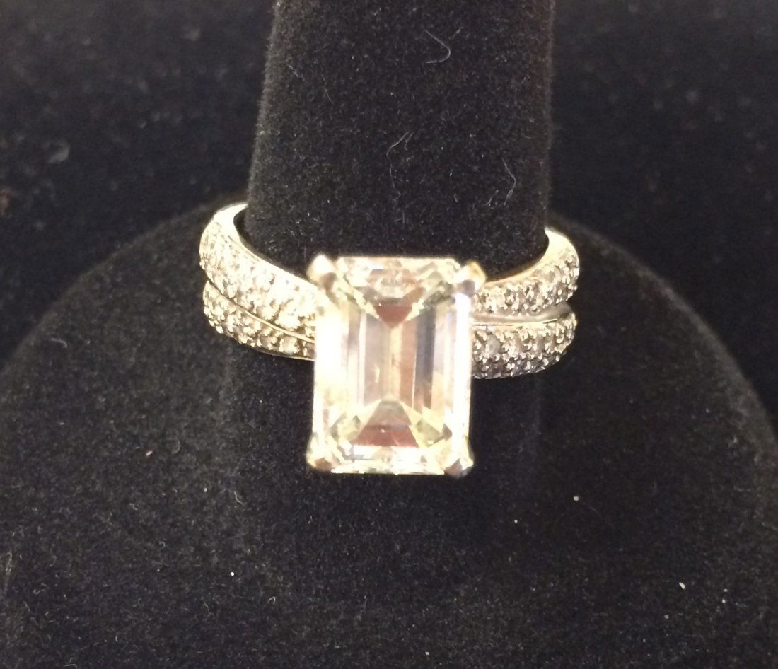 3.85cts TW 14K Gold Diamond Ring 3.51cts Center Stone: RAP 25k TO 37k RETAIL 60k TO 80k Diamond Ring in 14K white Gold Center Diamond is 3.51 carats, Emerald Cut , Clarity VS2, Color I, Symmetry and Polish VERY GOOD. Flanked on the sides by 46 Diamonds eq