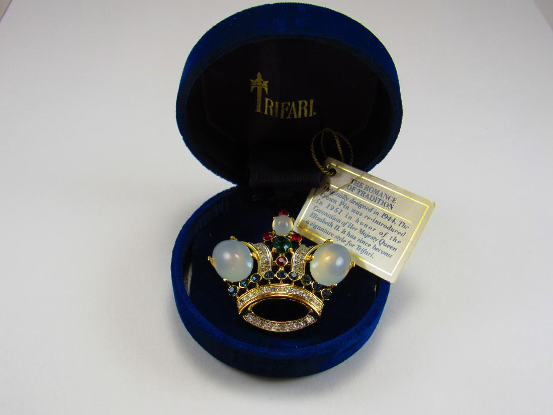 Crown Trifari Crown brooch (1 of 5)