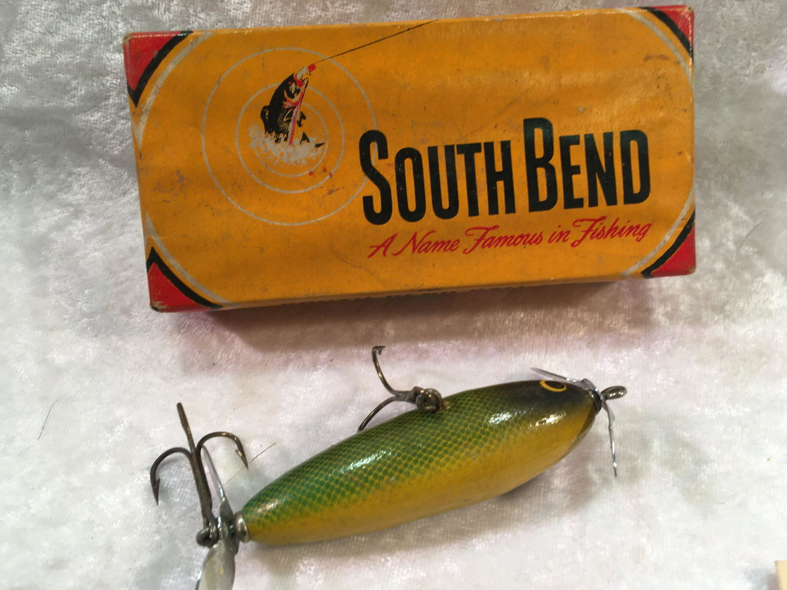 (4) Vintage South Bend Bait Co. Fishing Lures.: (4) Vintage South Bend Bait Co. Fishing Lures. Bass-Oreno No. 973LUM, Nip-I-Diddie No. 910YP with Paperwork, (2) Dive-Oreno No. 954S & No. 954YP. In Original Boxes.