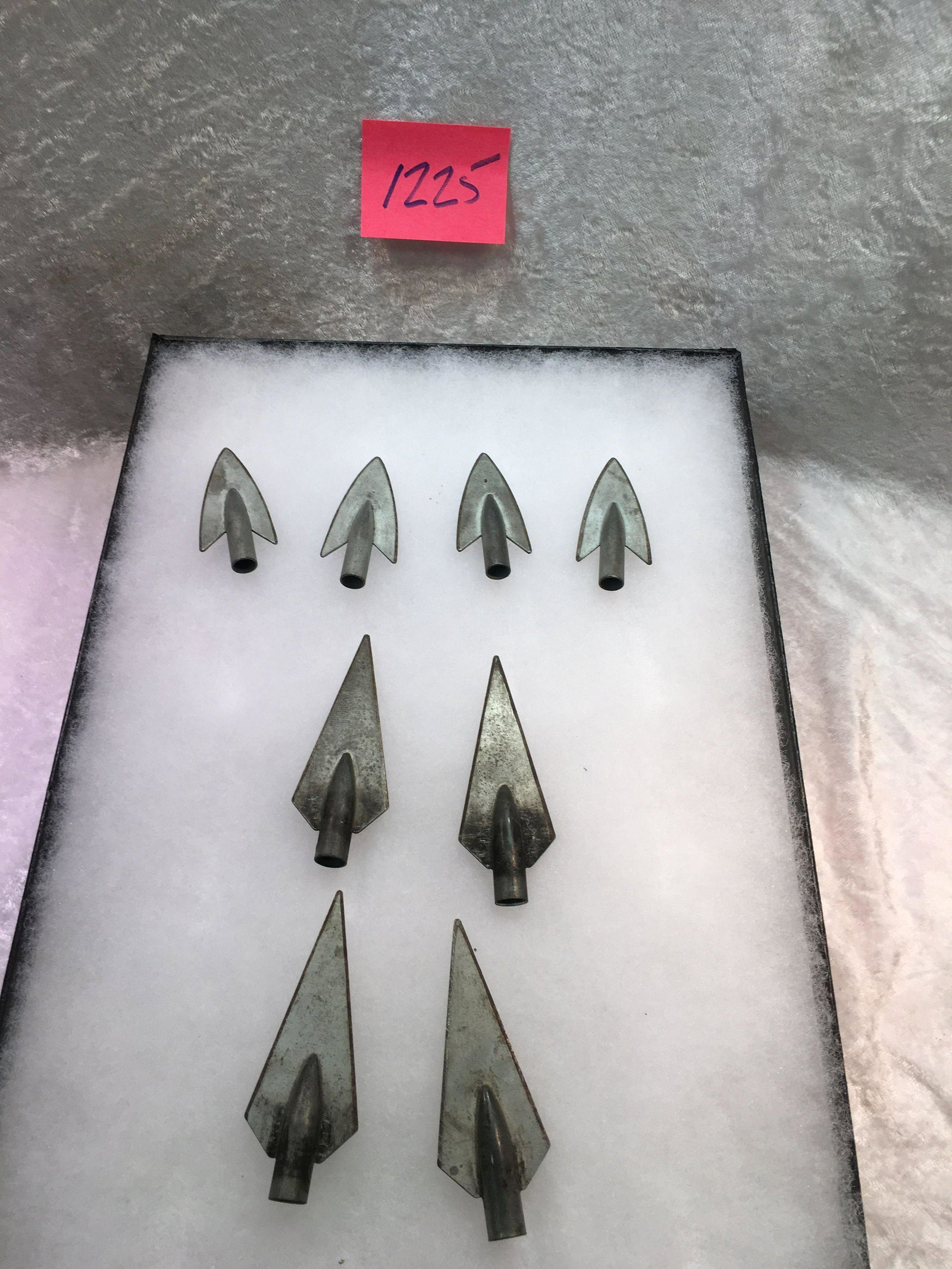 (4) Stan Shafer Case Kiska Style Barbed Broadheads &: (4) Stan Shafer Case Kiska Style Barbed Broadheads & (4) Stan Shafer Case Keen Style Sloped Shoulder Broadheads