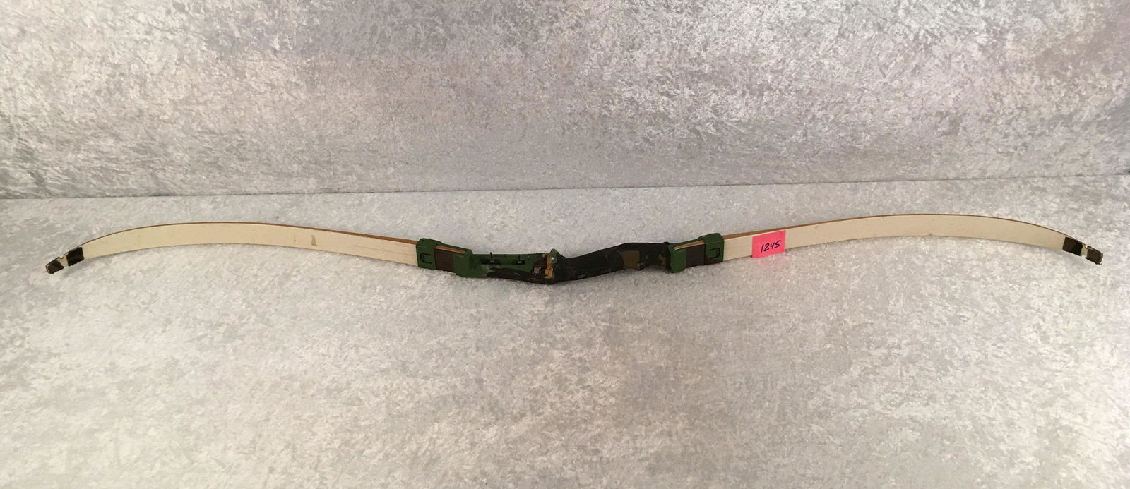 Vintage Bear Archery Minuteman Recurve Bow. 45#, 60".: Vintage Bear Archery Minuteman Recurve Bow. 45#, 60". Green Riser with Sight Pins. Right Handed