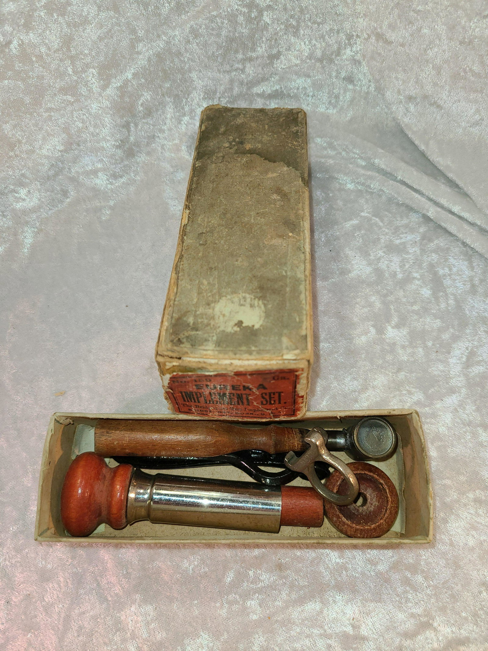 No. 159 12ga. Eureka Implement Set By The Bridgport Gun: No. 159 12ga. Eureka Implement Set By The Bridgport Gun Implement Co. Bridgeport, Conn. Reloading Set (New old Stock) The Set Contains Hand Loader, Primer Seating Tool, Powder Measure & Shell Extracto