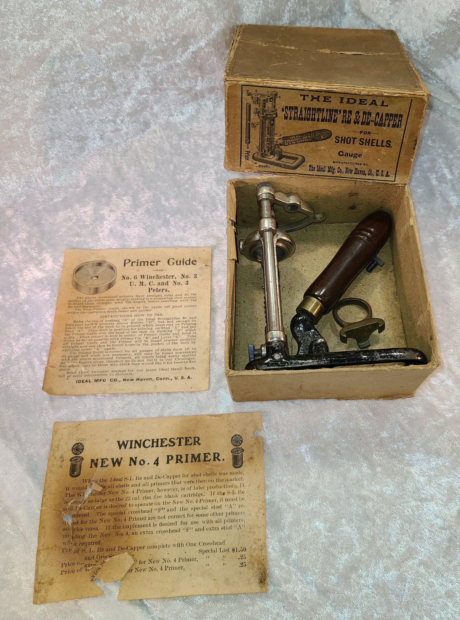 The Ideal Straightline RE & De-Capper For Shot Shells.: The Ideal Straightline RE & De-Capper For Shot Shells. Manfactured By The Ideal Mfg. Co. New Haven, Conn. 12 Ga. W/Shell Extractor all In Original Box