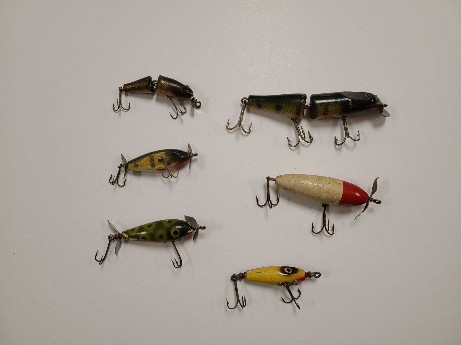 (6) Vintage Fishing Lures. Creek Chub Bait Co. Jointed: (6) Vintage Fishing Lures. Creek Chub Bait Co. Jointed Pikies, One with Glass Eyes, Injured Minnow