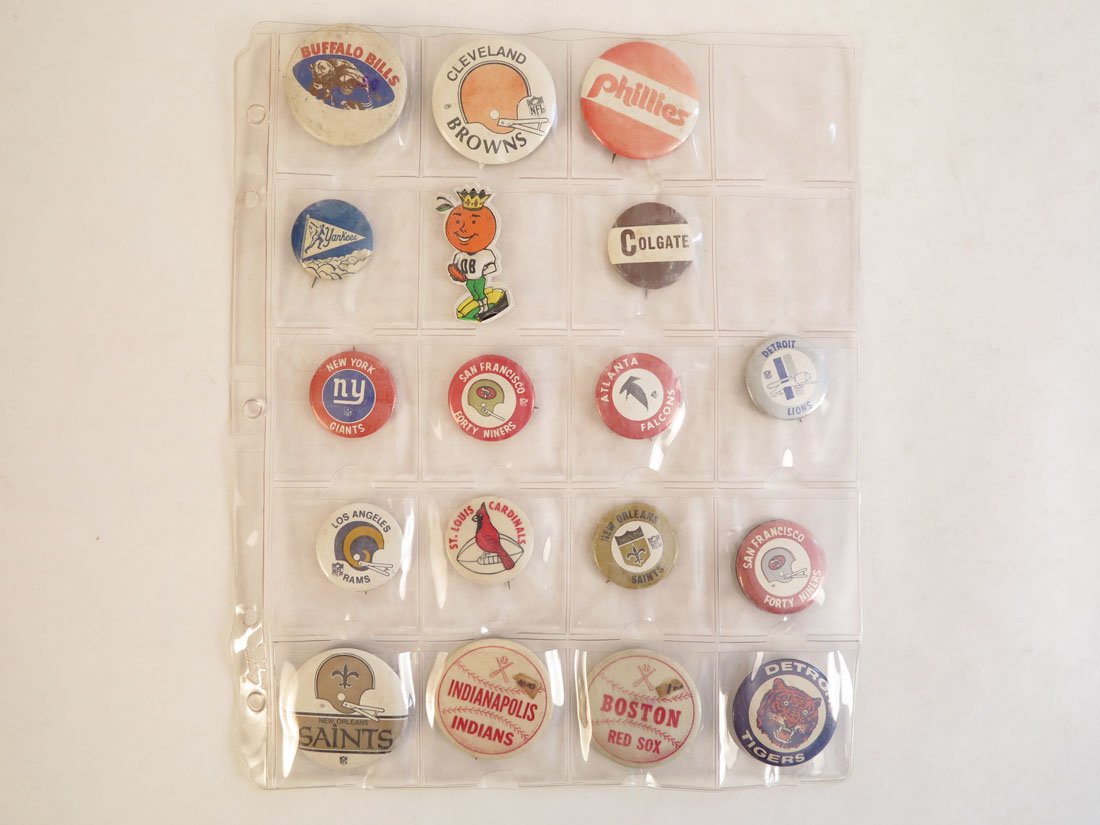 (18) College & Pro Sports Pinbacks: Lot of 18 College & Pro Sports Pinbacks. Including: Detroit Lions, NY Yankees, Boston Red Sox, New Orleans Saints, NY Giants, Philadelphia Phillies.