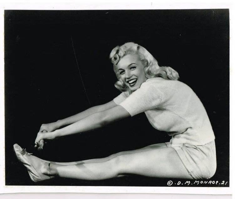 MARILYN MONROE EXCERCISING.: MARILYN MONROE EXCERCISING. Vintage photo stuck to board. 10x8 inches.