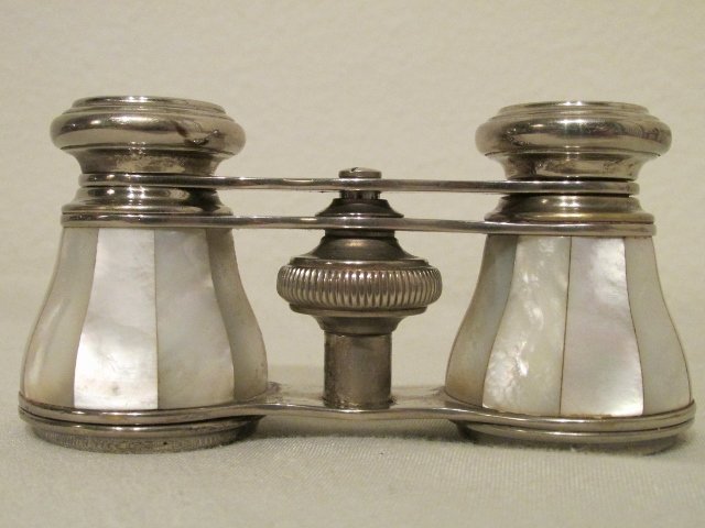 MOTHER OF PEARL OPERA GLASSES NICE: MOTHER OF PEARL OPERA GLASSES IN EXCELLENT CONDITION.