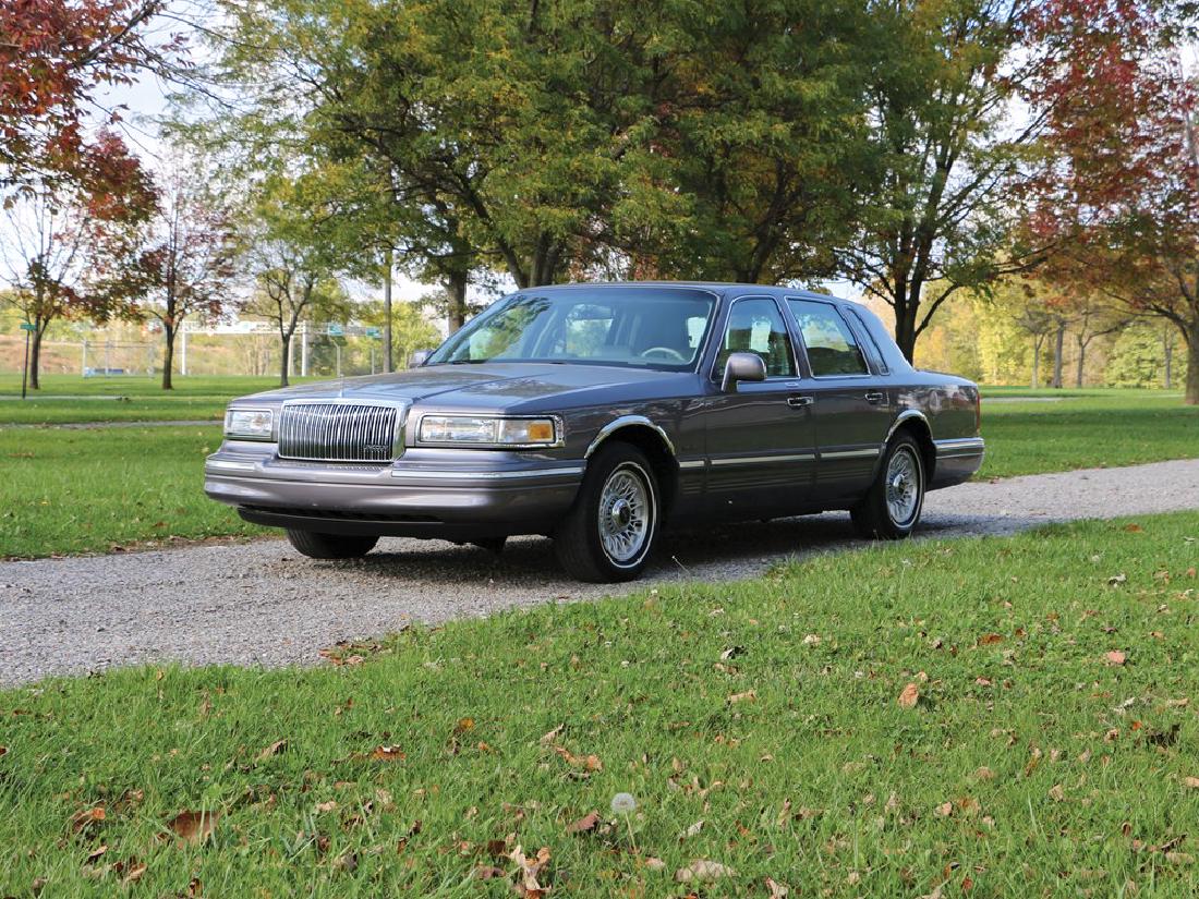 1996 Lincoln Town Car: 1996 Lincoln Town Car 4.6-liter V-8 engine; automatic transmission Signature Series trim Numerous power amenities
