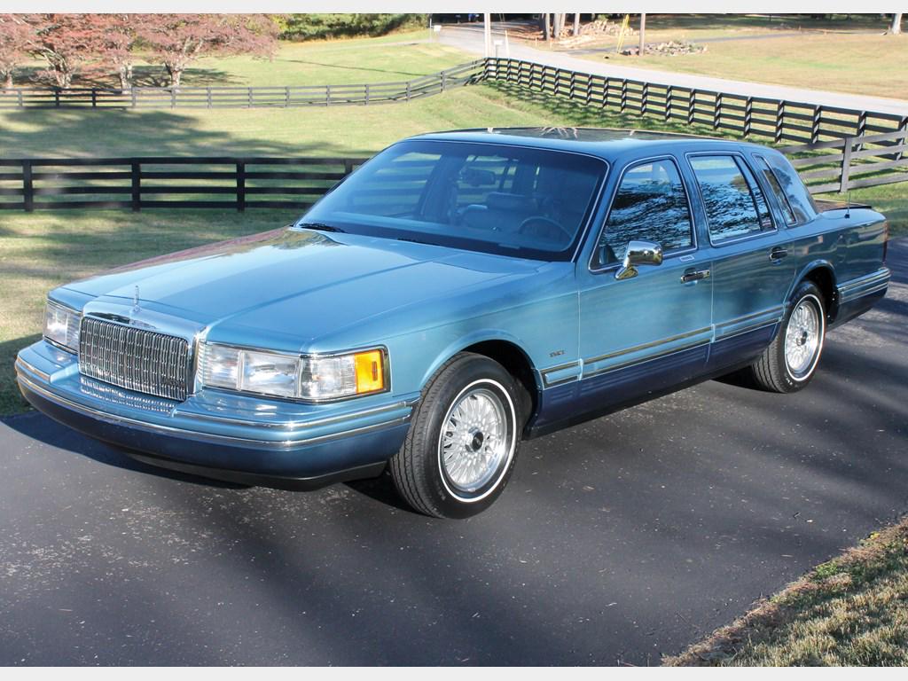 1993 Lincoln Town Car: 1993 Lincoln Town Car 281 cu. in. V-8; automatic transmission ‘Signature Series’ example Accompanied by set of factory bo