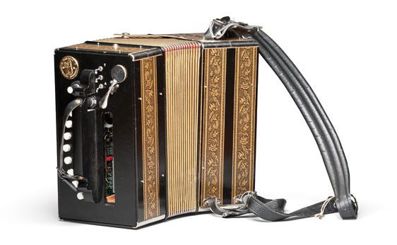 Hofbauer Tanzbär: OFFERED WITHOUT RESERVE Orgelbaumeister Hofbauer (Göttingen, Germany) This clever portable instrument can make anyone an accomplished player of the button accordion. As one pumps the bellows in a