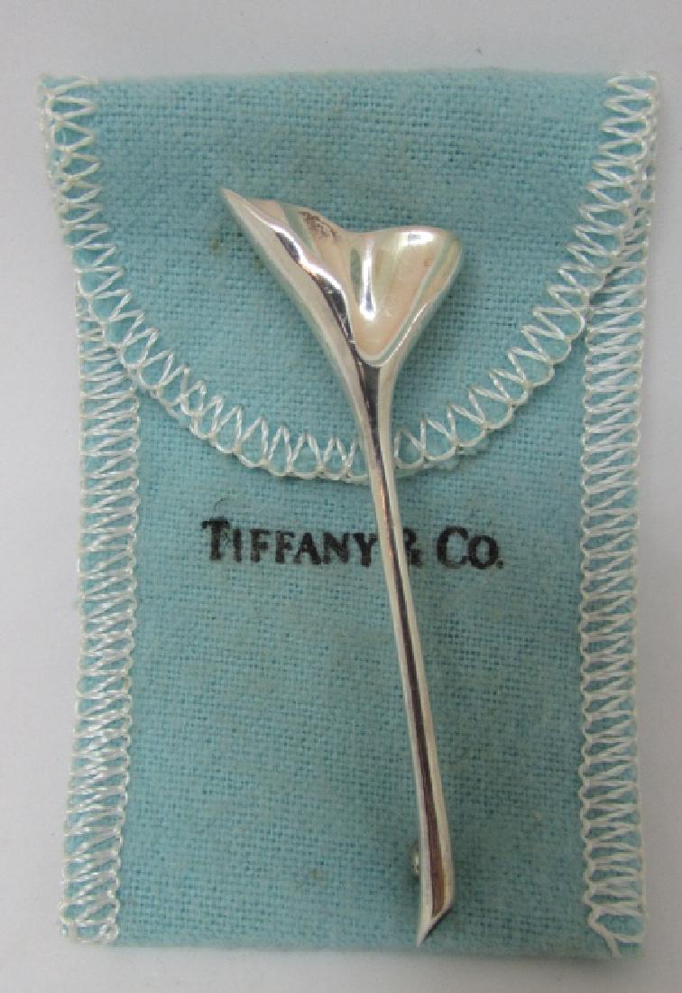 TIFFANY CO GINKGO STERLING SILVER BROOCH CUMMINGS: TIFFANY & CO. STERLING SILVER GINKGO LEAF BROOCH BY ANGELA CUMMINGS. 2.5" LONG. 6.4 g INCLUDES TIFFANY CLOTH BAG. (USA SHIPPING $10)