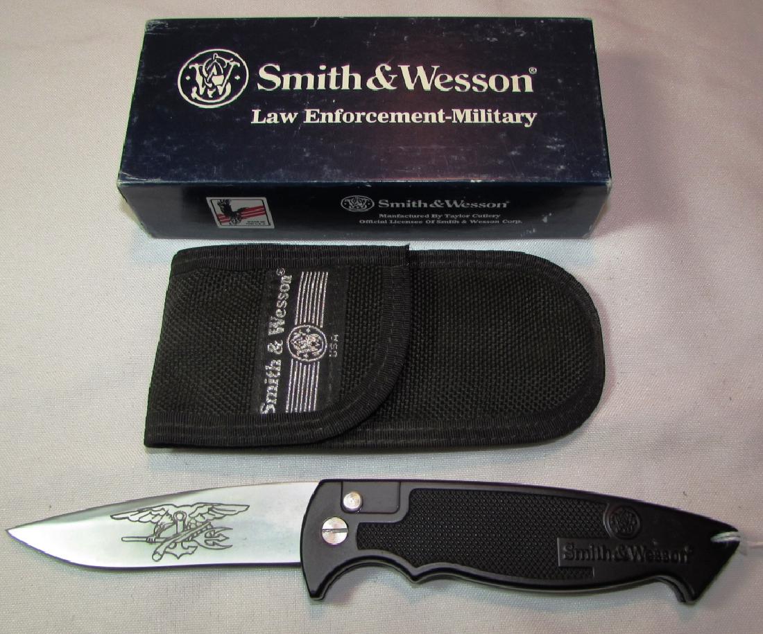 S&W ARMED FORCES USA AUTOMATIC SWITCHBLADE KNIFE: SMITH & WESSON PUSH-BUTTON AUTO POCKET KNIFE. NEW, UNUSED IN BOX w/ SHEATH. 3 5/8" BLADE, 9" OVERALL. (USA SHIPPING $10)