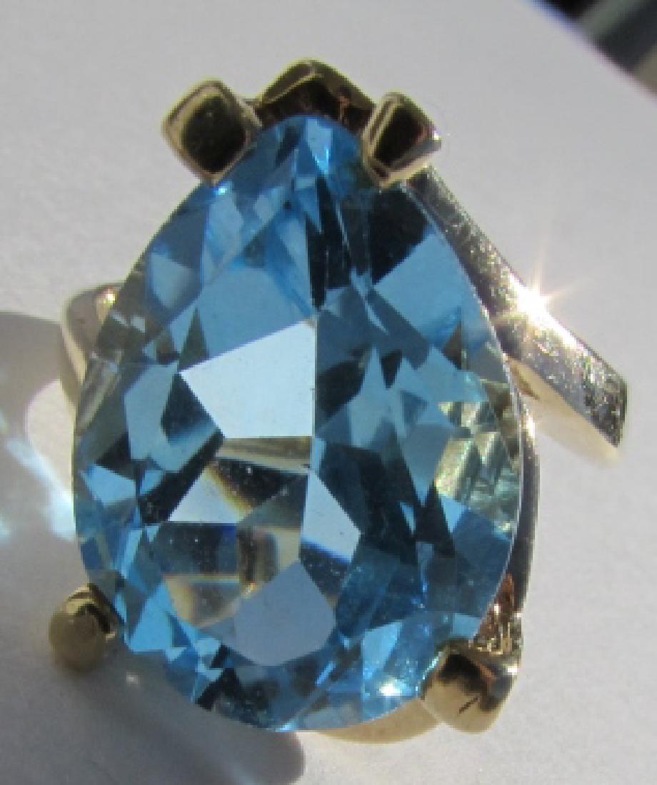 HUGE 16 X 12MM BLUE TOPAZ RING SOLID GOLD SIZE 8: 8.6 CARAT SIZE VIBRANT BLUE STONE. MOUNTED IN 10K YELLOW GOLD. WEIGHS 7.7 GRAMS. LOOKS LIKE IT WAS SIZED AT SOME POINT, OTHERWISE EXCELLENT CONDITION. (USA SHIPPING $10)