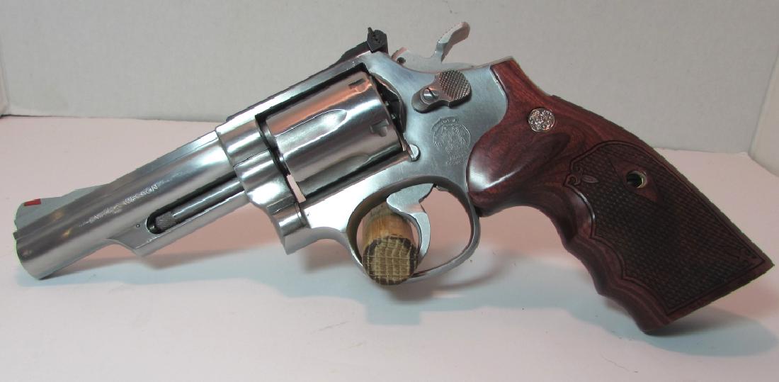 S&W 66-2 STAINLESS 357 MAG REVOLVER HANDGUN 4": SMITH & WESSON MODEL 66-2 STAINLESS .357 MAG HAND GUN "PISTOL". 4" BARREL, 6 SHOT, ADJUSTABLE REAR SIGHT, WOOD GRIPS. Ser. #AAT9893