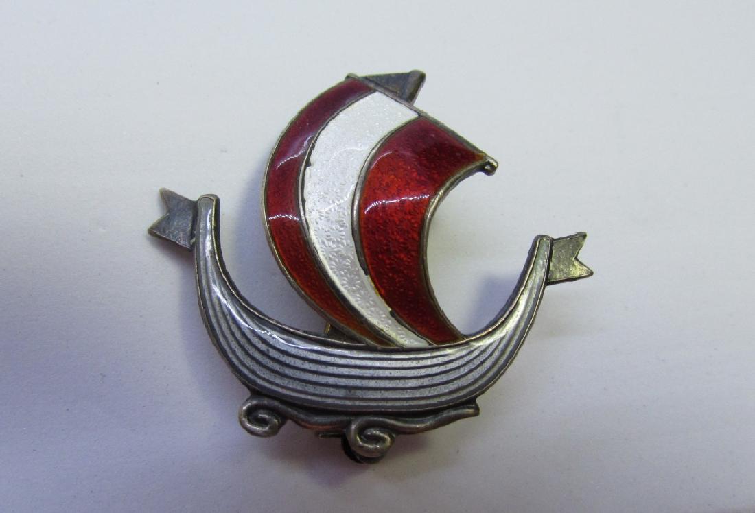 ENAMEL VIKING SHIP PIN GOLD STERLING SILVER NORWAY: AKSEL HOLMSEN NORWEGIAN ENAMELED BOAT BROOCH. MEASURES 1.25" X 1.25". MARKED "NORWAY, STERLING 925S". ALL ORIGINAL CONDITION, ALL ENAMEL INTACT. (USA SHIPPING $6)