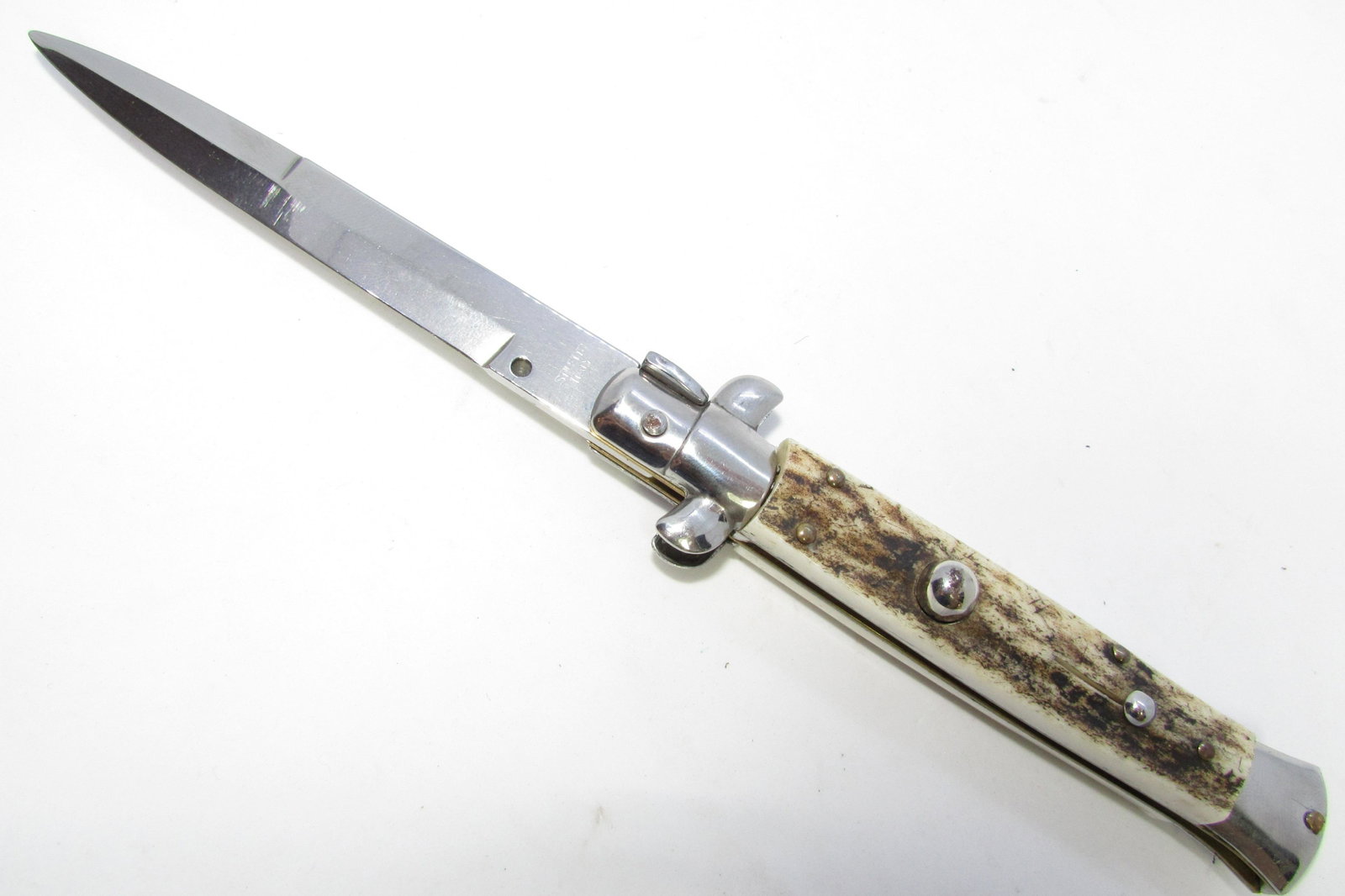 STAG STILETTO SWITCHBLADE ITALIAN KNIFE STAINLESS: PUSH-BUTTON AUTO KNIFE. 3 7/8" BLADE, 8 3/4" OVERALL. STAG SCALES. IN GOOD WORKING CONDITION. (US SHIPPING $10)
