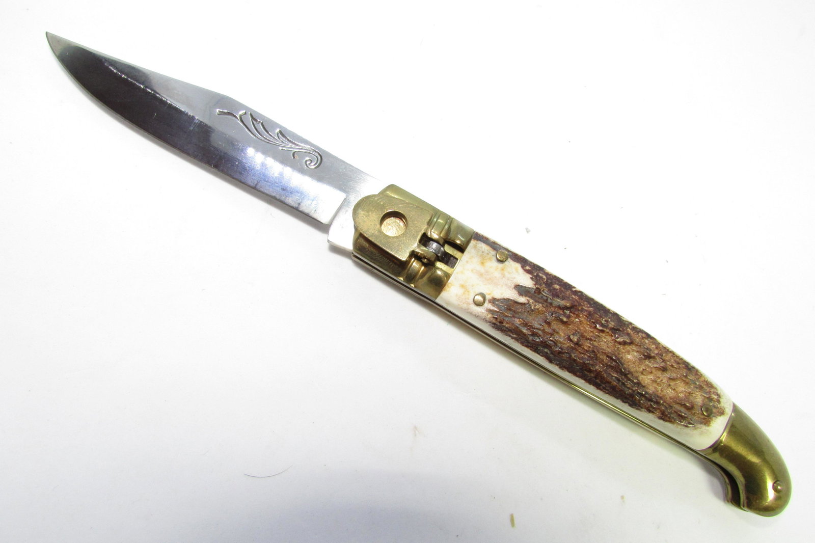 STAG SWITCHBLADE KNIFE ROSTFREI AUTOMATIC LEVERLOK: LEVER ACTION AUTO POCKET KNIFE. STAINLESS w/ STAG SCALES. 3 3/8" BLADE, 8 1/16" OVERALL. IN GOOD WORKING CONDITION, VERY SHARP. (US SHIPPING $10)