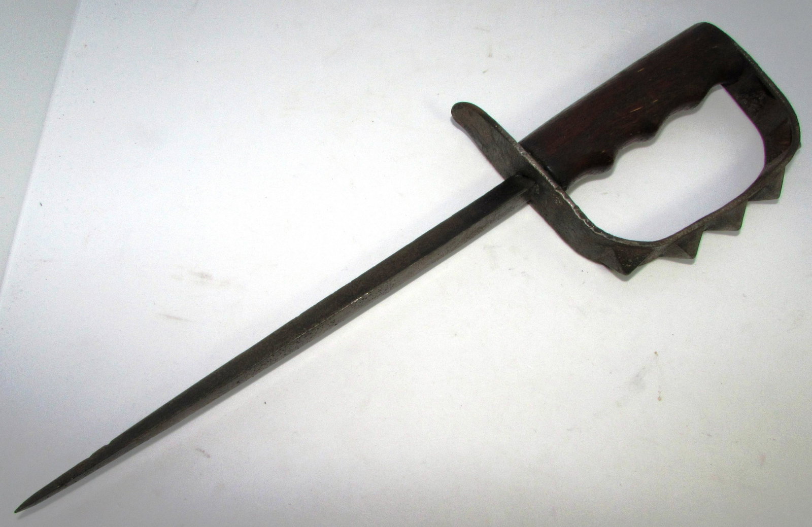 M1917 TRENCH KNIFE TRIPLE EDGE KNUCKLE DUSTER WWI: 8.75" STILETTO TRIANGLE BLADE, KNUCKLE GUARD, WOOD HANDLE. 13.75" OVERALL. US MARKED HAS RUST AND PITTING. (USA SHIPPING $20)